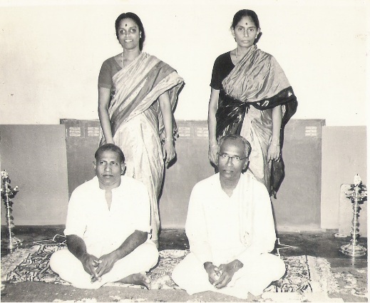 Left Gandhimathi Patti (standing), Srinu Thatha (sitting, her husband) Right Pankajavalli Patti (standing)  Ramachandran Thatha (sitting, her husband). Celebration of Nithya’s mother’s wedding. 1973.